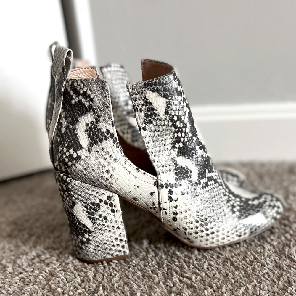 Steve Madden Snake Skin Bootie, size 8